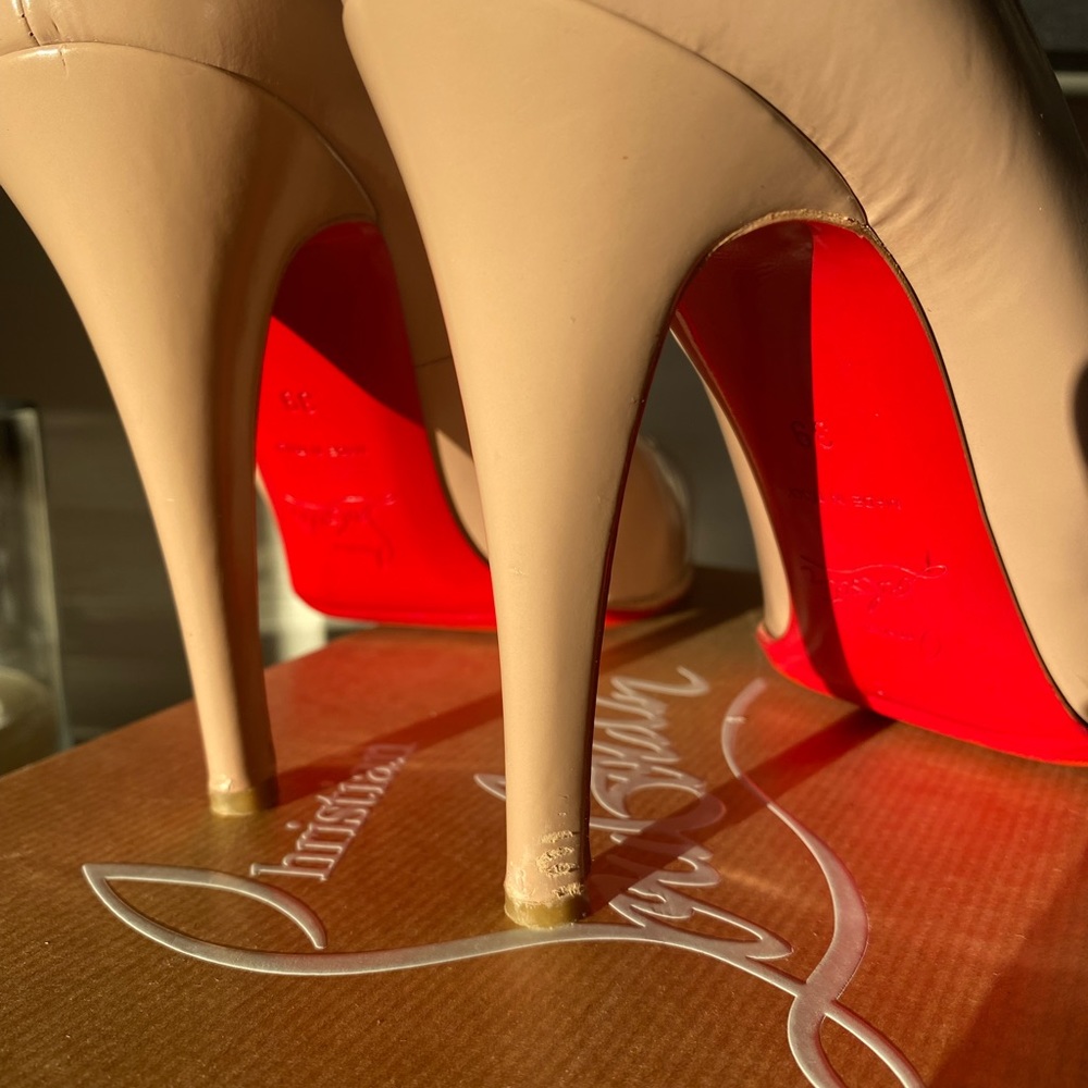 Christian Louboutin Nude Pink Leather Pumps with Iconic Red Soles - Picture 2 of 6